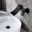 Robinet de salle de bain mural en noir mat, laiton, avec un grand bec en cascade et une valve de contrôle de débit précise pour une utilisation parfaite.