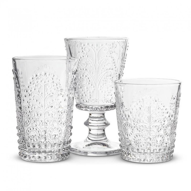Verre à pied à motif de dentelle