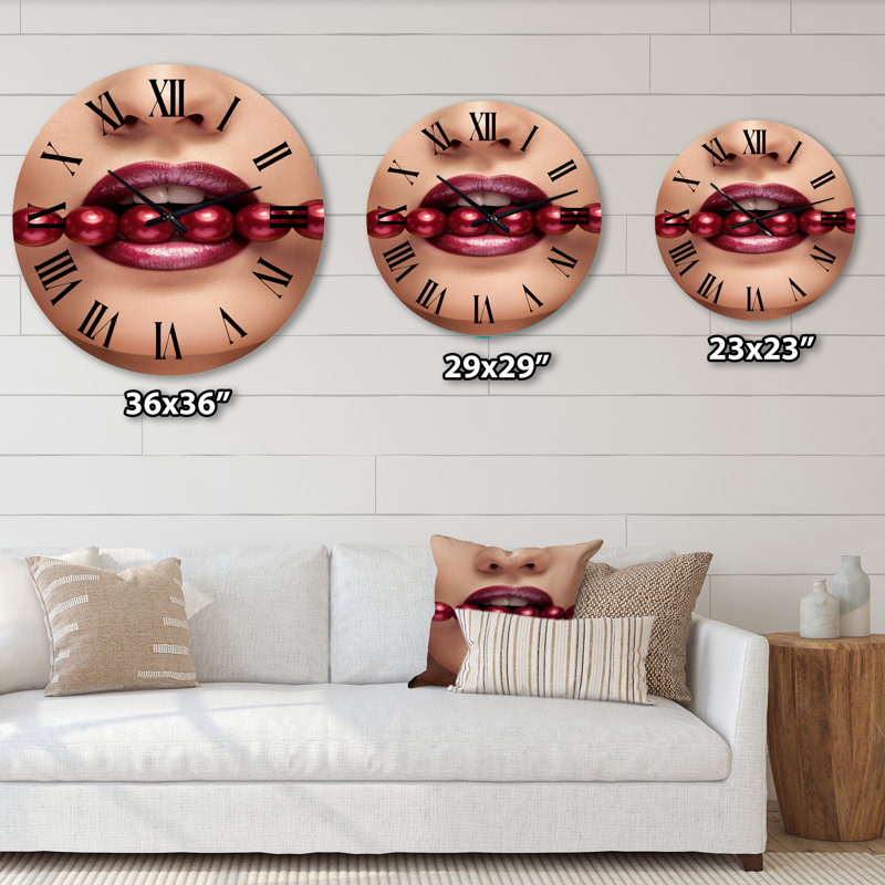 Femme avec des perles rouges dans la bouche dans une pose sensuelle - horloge murale moderne, Grand