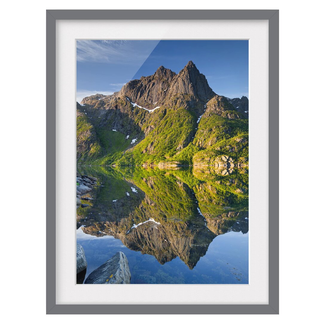 Gerahmtes Papierbild Berglandschaft mit Wasserspiegelung in Norwegen