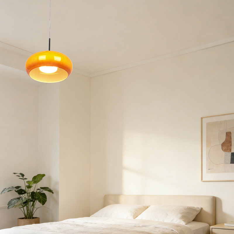 Luminaire suspendu orange à une lumière