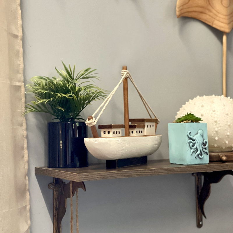 Statue de bateau de pêche côtière en bois, blanche et naturelle avec un gréement de corde, 13,5 pouces de large