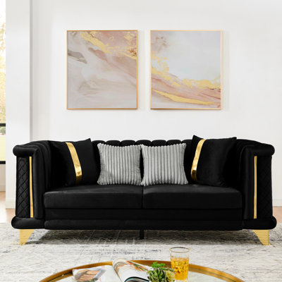 Canapé en velours noir de luxe 3 places Mid-Century moderne de 89 pouces avec détails en acier inoxydable doré, victorien pour le salon, 2 coussins en fourrure et à rayures, décorations en mousse, zone, accoudoirs roulés