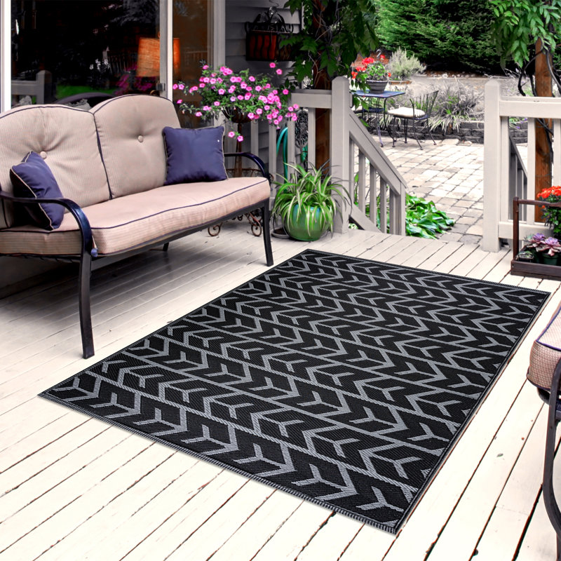 Charlecia Geometric Indoor / Outdoor Rug, Rectangle 5' x 7'