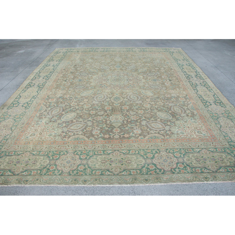 Tapis traditionnel turc dans des tons doux avec un motif floral orné pour une décoration élégante en vert et beige