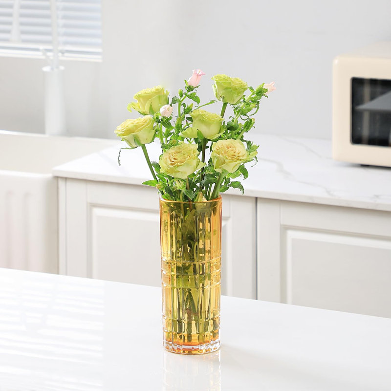 Vase de table en verre Kiruna, H 10 po x l 3,95 po x P 3,36 po, Jaune