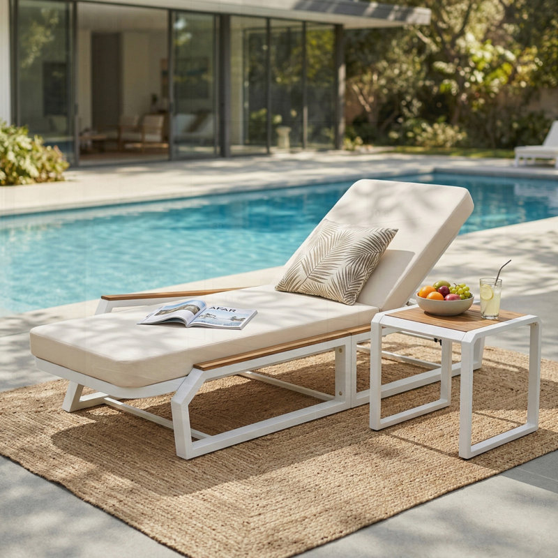 Ensemble de chaises longues réglables pour l'extérieur à 5 positions avec coussin crème et table d'appoint, chaise longue inclinable pour patio avec détails en bois de teck