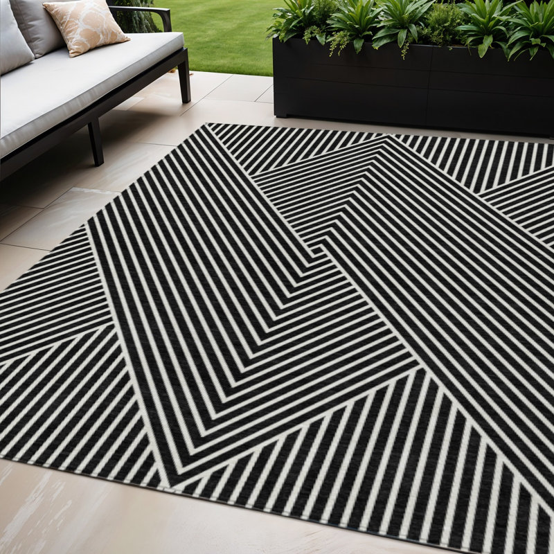 Tapis intérieur / extérieur géométrique lavable noir et ivoire 5 pi x 8 pi