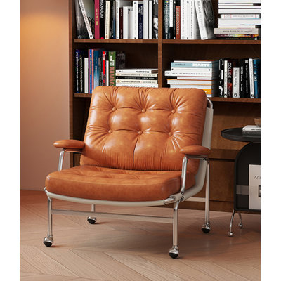 Fauteuil d'appoint vintage en faux cuir ciré avec base pivotante en métal pour le salon