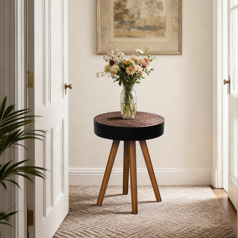 Table basse ronde de 15,7 pouces avec plateau sculpté, petite table idéale pour les petits espaces, table de chevet moderne, convenant au salon, à la chambre à coucher, au coin et au bureau (noir et brun)