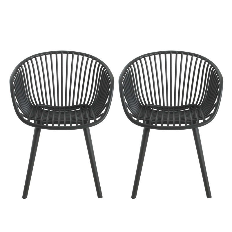 Les deux chaises de salle à manger d'extérieur Mykonos allient charme exquis et fonctionnalité pratique pour les délices d'Alfresco.