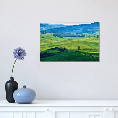 «Rolling Hills with Farms, Val D'Orcia, Tuscany, Italy» par George Oze - reproduction de photo sur toile tendue