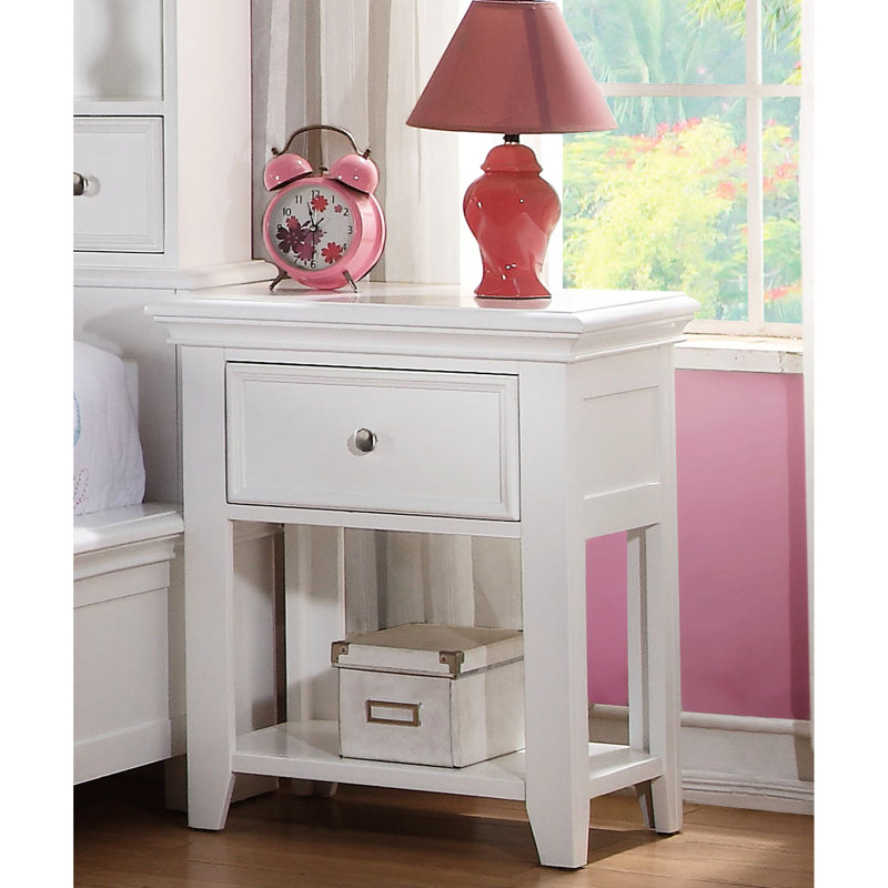 Table de chevet à finition blanche avec tablette et 1 tiroir en bas sous une élégante ouverture en bois pour l'ambiance de la chambre à coucher