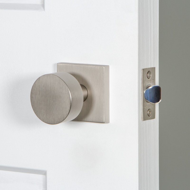 Viaggio Quadrato Rosette Privacy avec bouton Circolo en laiton en nickel satiné, 2-3/4", Nickel satiné