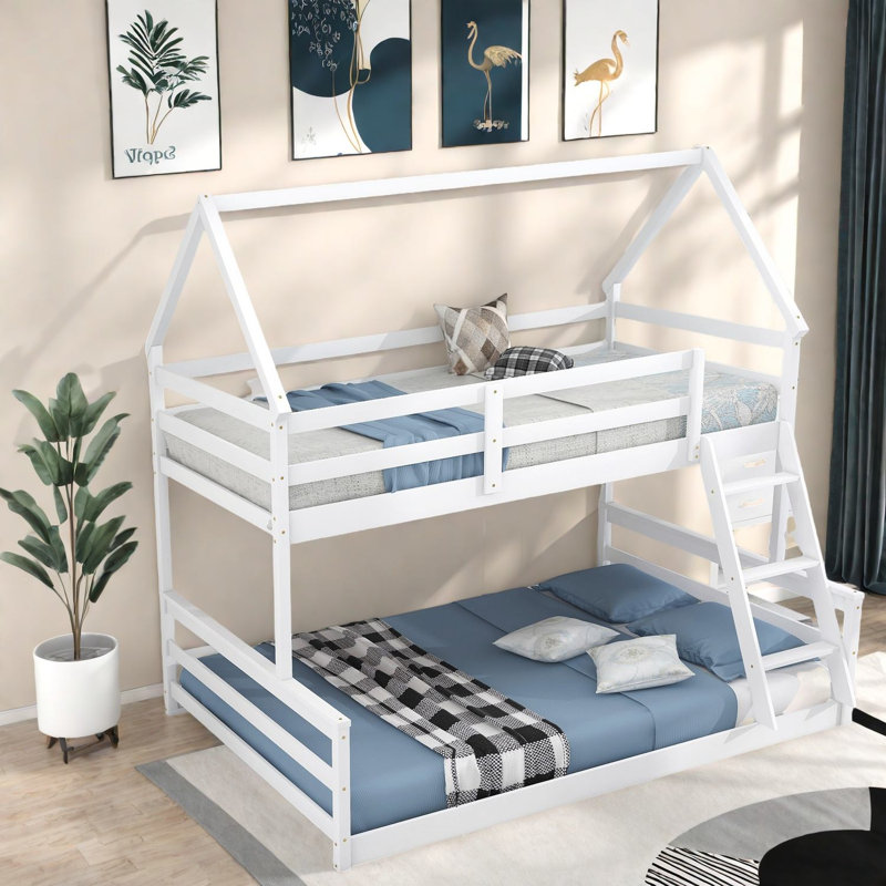 Lit simple au-dessus de lits doubles, structure en bois de pin, style maison moderne