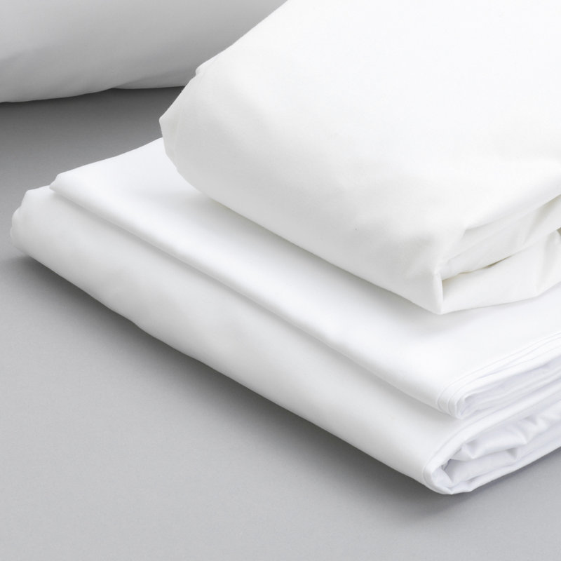 Ensemble de literie pour lit très grand divisé - 2 coussins, drap double couture, protège-matelas avec squames pour animaux de compagnie et résistance aux liquides, Essentials blancs