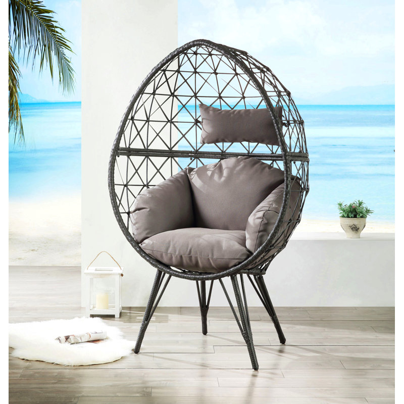 Chaise longue de patio en tissu gris clair et osier noir