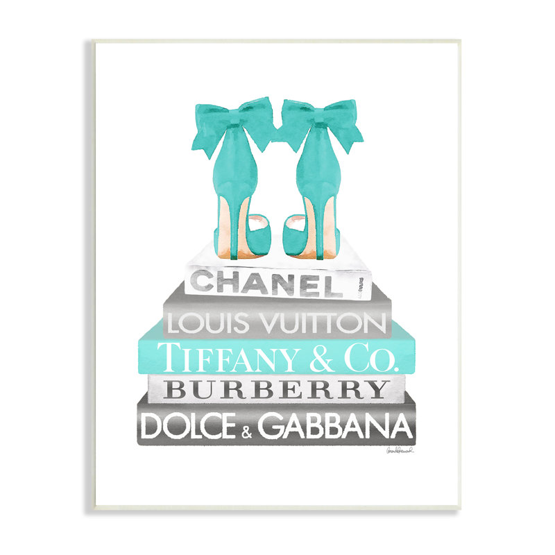 «Turquoise Designer Heels On Modern Glam Bookstack», art mural sur toile tendue par Amanda Greenwood, Cadre gris