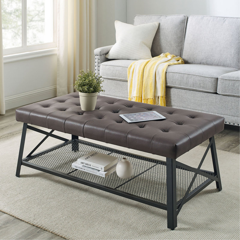 Table basse capitonnée en similicuir