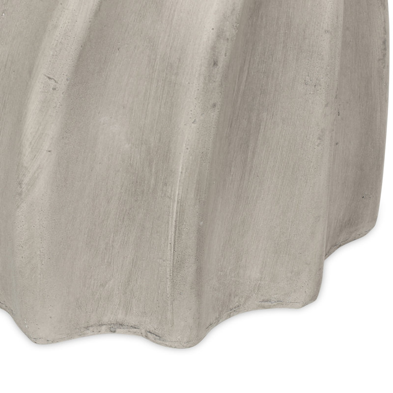 Table d'appoint - Rehaussez la beauté de votre cour. Oxyde de magnésium, gris, 14 po x 14 po x 18,5 po, plateau de table séduisant de 17,17 lb, design contemporain. Produit en béton léger, gris