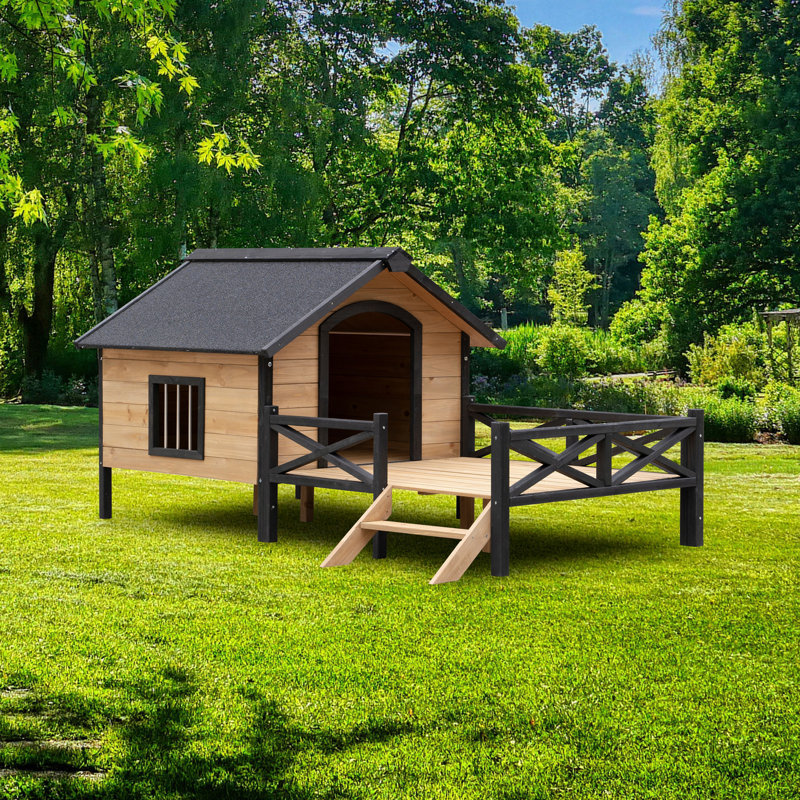 Grand chenil extérieur en bois de style chalet avec porche