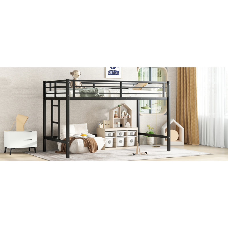 Lit mezzanine simple en métal noir avec garde-corps, pour faciliter la montée et la descente, permettant de ranger des objets personnels facilement