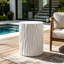 Table d'appoint d'extérieur blanc moderne avec motif cannelé ondulé