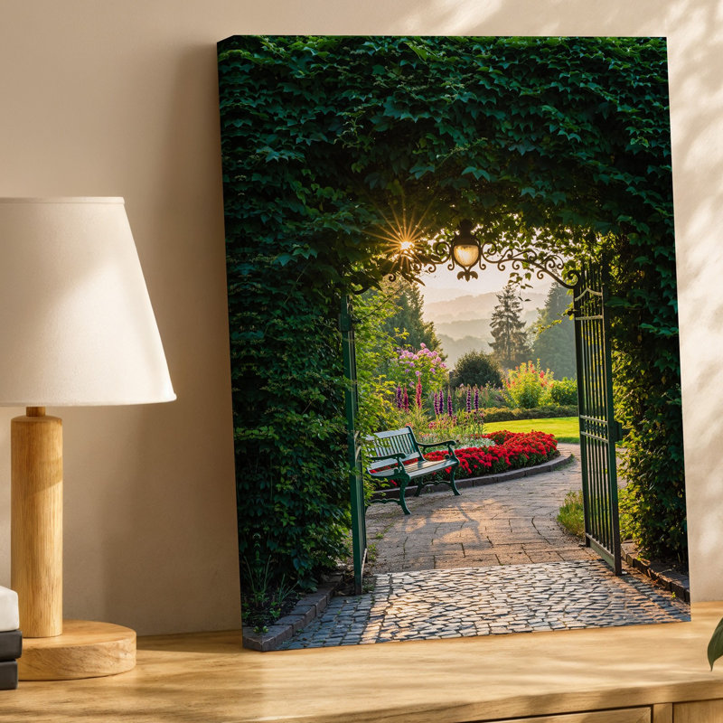 Toile, un sentier de jardin serein conduit à travers une porte en fer forgé ornée encadrée par une verdure luxuriante et des fleurs vibrantes sur toile