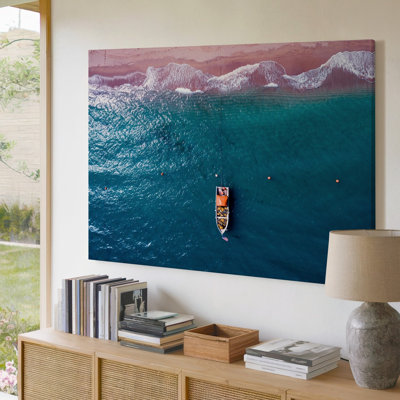 Toile, une vue aérienne sereine révèle un petit bateau de pêche, art mural ancré dans les eaux turquoise profondes d'une mer calme, art mural sur toile