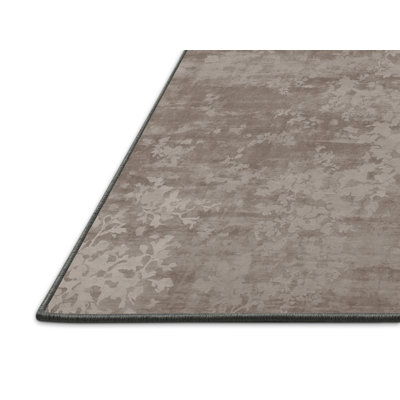 Tapis gris soyeux et moelleux