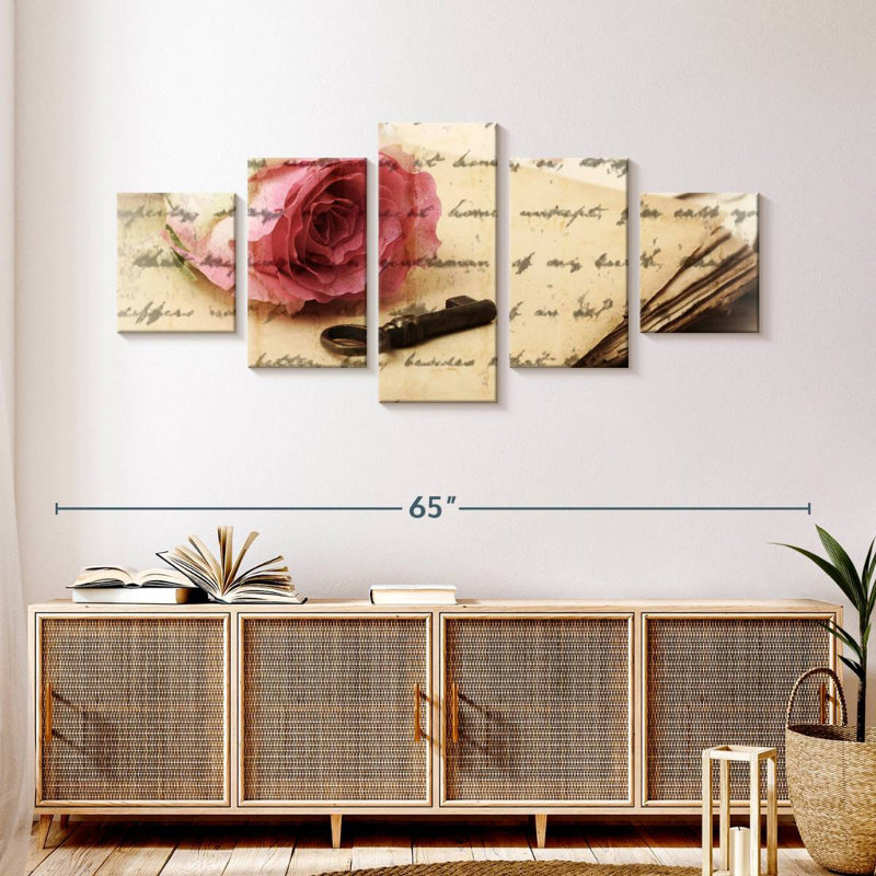 Rose sur vieilles lettres, H 24 po x l 55 po