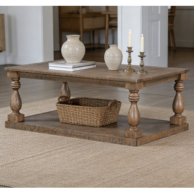 Table basse brune rétro avec pieds en colonne de style artistique et placage de pin luxueux pour un charme intemporel, convenant au salon et à la salle d'étude