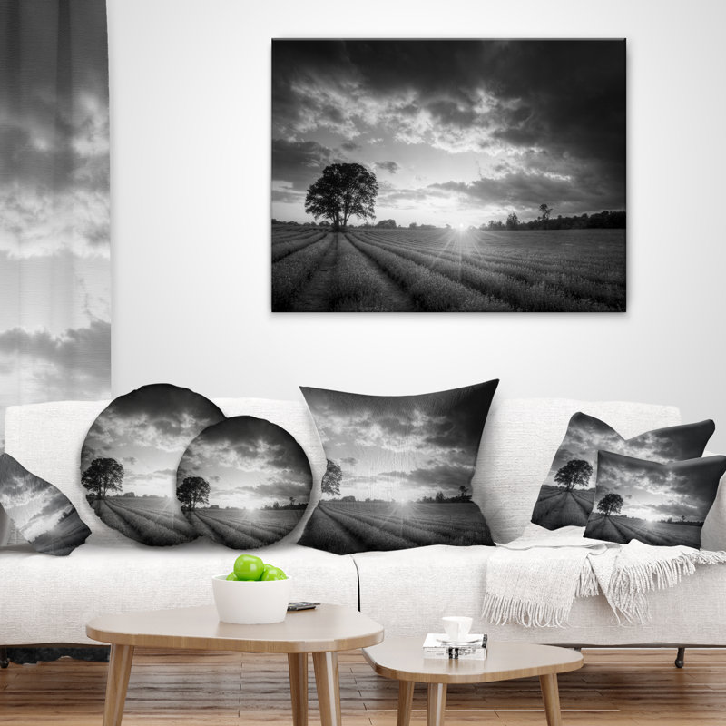 Coussin fleur sur un champ de lavande, 16 po x 1 po, Noir / blanc, Coussin décoratif