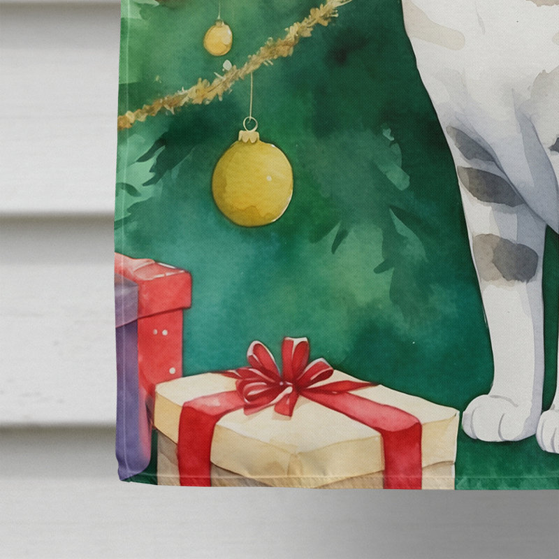 Chat avec le drapeau de la cabane dans l'arbre de Noël, European Shorthair