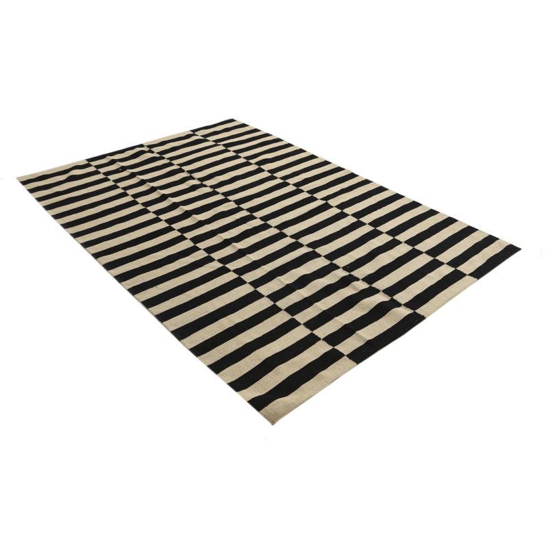 Tapis noir et blanc 5 x 8 Petrella