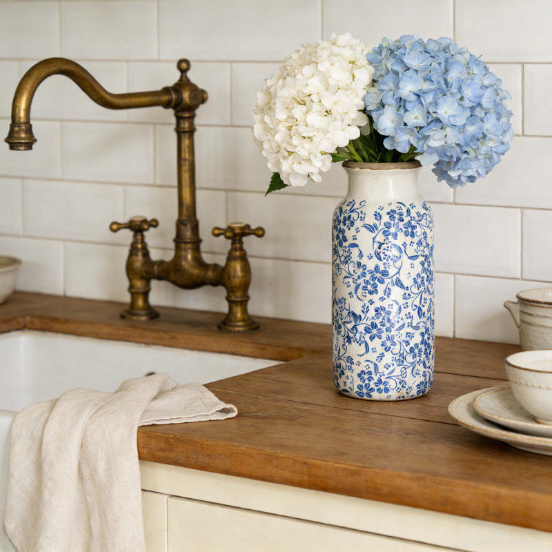 Vase en céramique bleu et blanc avec motifs floraux traditionnels