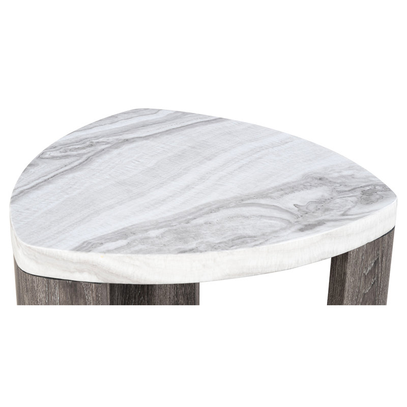 Table d'appoint contemporaine grise à motif de marbre, idéale pour le salon, fabriquée en papier et en hévéa, avec roulettes dissimulées pour une mobilité optimale, 60,2 cm (l) x 61 cm (p) x 63,2 cm (h), vendue à l'unité.