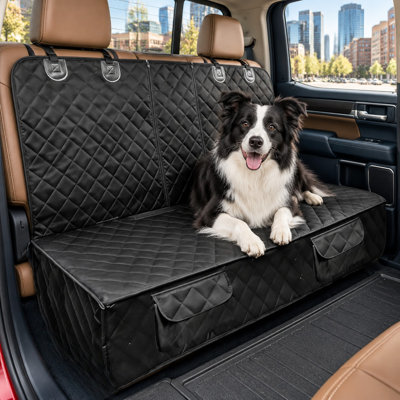 Une housse imperméable pour chien à l'arrière des sièges, compatible avec certains véhicules des années 1995 à 2023, 2024, 2025 et 2026, dotée d'un revêtement antidérapant.