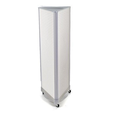 Présentoir de plancher à trois côtés en équerre sur base à roulettes. Taille du panneau: l 16 po x H 60 po