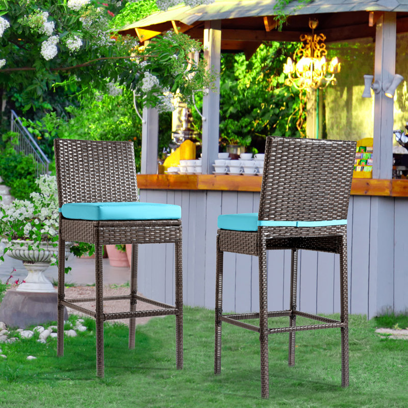 Ensemble de tabourets de bar d'extérieur en osier de 2,30 po de hauteur de comptoir et de chaises de bar à hauteur de comptoir et de dossier en rotin avec coussin bleu et repose-pieds pour terrasse de jardin