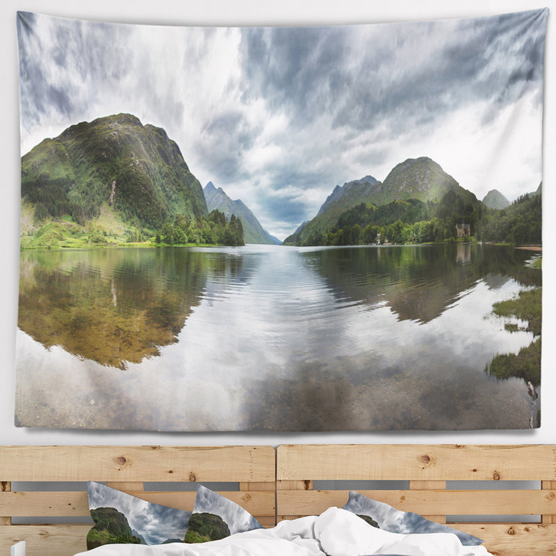 Paysage des hauts plateaux dans la tapisserie des eaux calmes, H 50 po x l 60 po