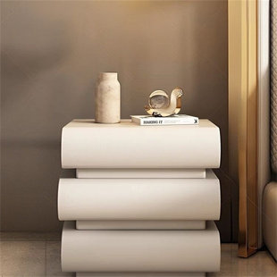 Table de chevet Minimalist - table de chevet à 3 tiroirs en cuir, armoire de rangement en bois massif crème, mobilier de chambre à coucher de luxe moderne