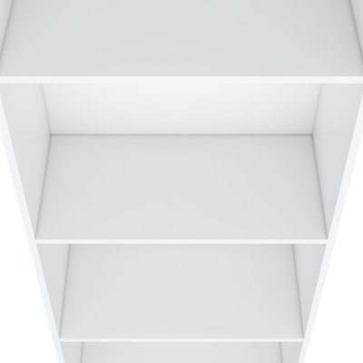 Bibliothèque en bois blanche à 4 tablettes. Mélange des éléments classiques et modernes. Offre un espace de rangement généreux. Convient à divers intérieurs. Bibliothèque à tablettes à 4 niveaux, H 71,1 po x l 24,7 po x P 11,7 po