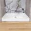 Base de bac de douche à seuil simple 48 po x 36 po en blanc avec ensemble de drain central