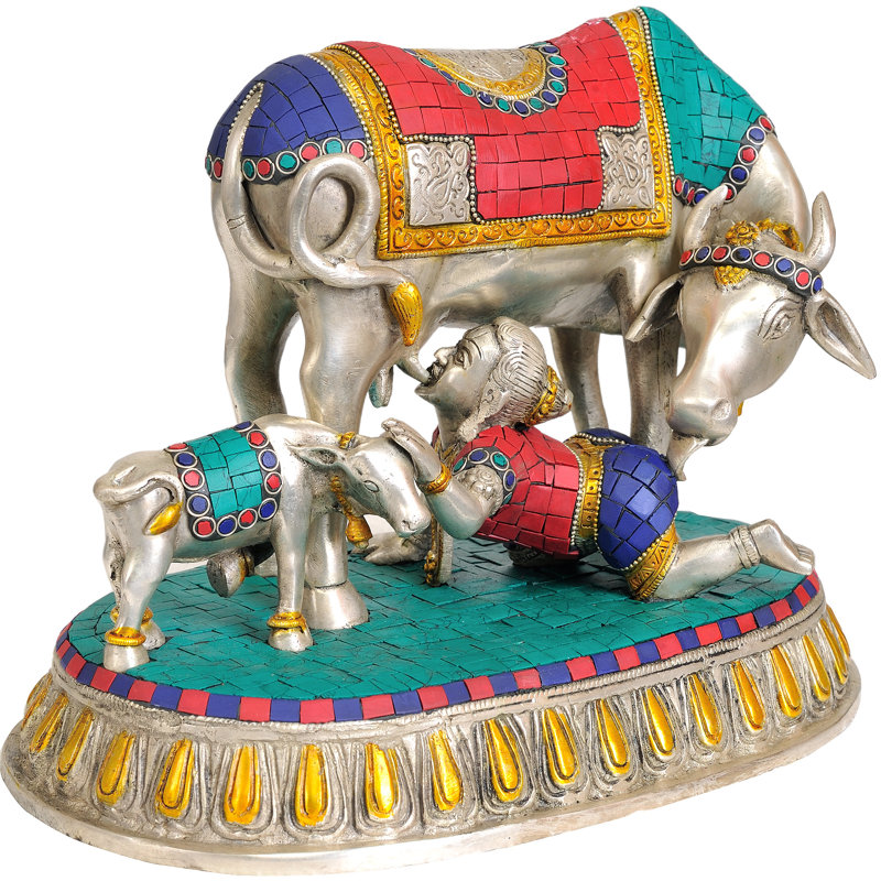 Bébé Krishna buvant du lait de vache