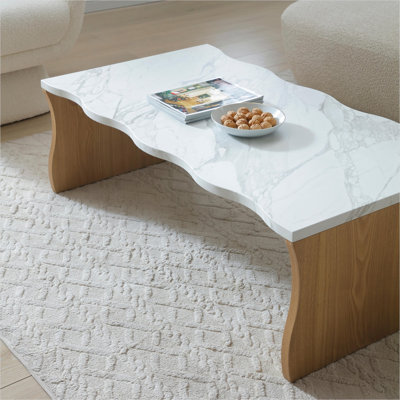 Table basse blanche en faux marbre et finition naturelle pour le divertissement dans le salon de style organique, largeur 47,24 pouces