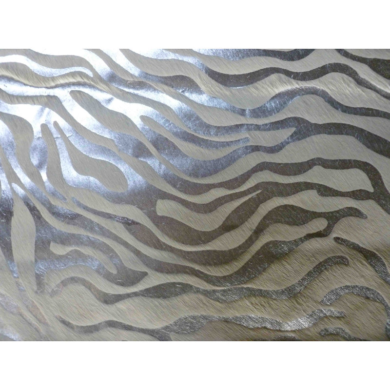 Tapis argenté en cuir de vache à motif zèbre Hodgson