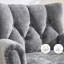 Fauteuil à oreilles capitonné avec accoudoirs roulés et coussins épais.-309566086