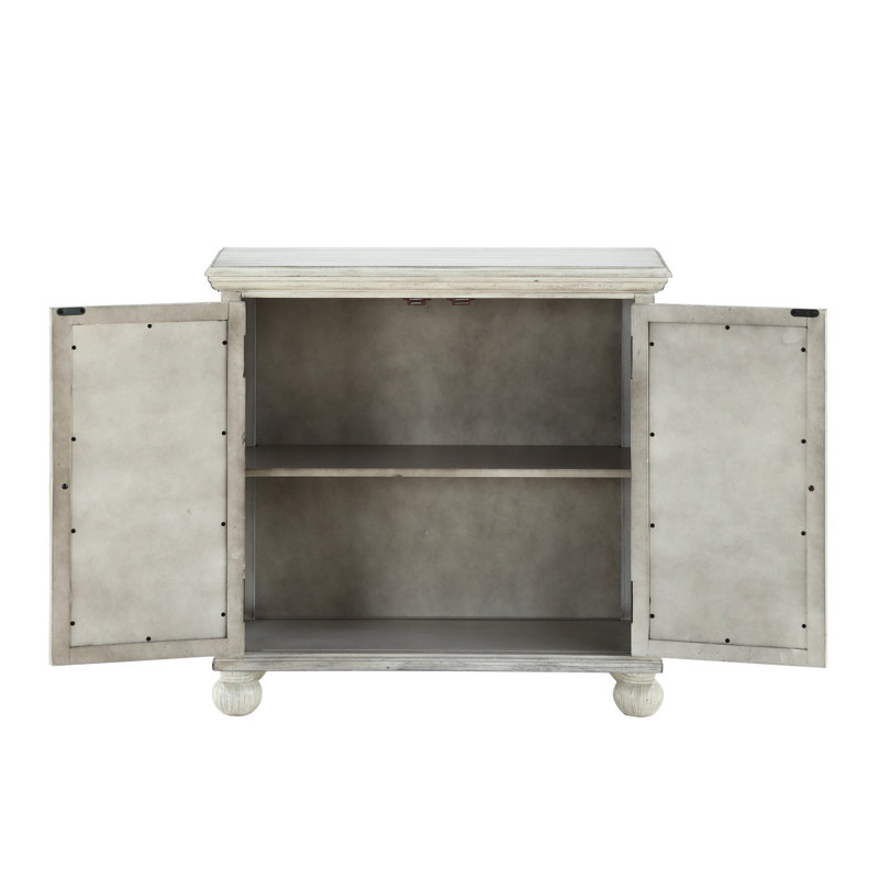 Commode d'appoint traditionnelle en bois blanc antique avec poignées pendantes et finition moderne, Blanc antique