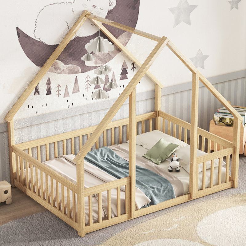 Lit double en bois en forme de maison avec clôture, garde-corps, naturel